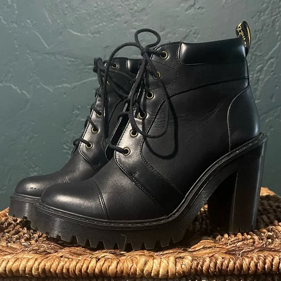 Offers Welcome! Dr. Martens Averil 6 Eye Leather Heeled Ankle Leather Boots - Picture 3 of 7
